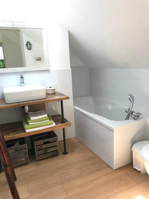 Ballade A Pied De La Ria - Walk From The Door *